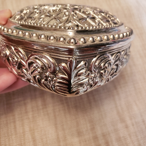 Vintage Metal Heart Shaped Jewelry Box - Picture 4 of 8